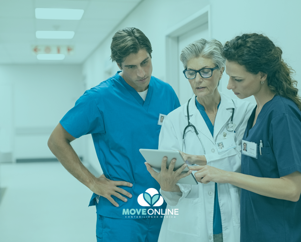 Contador para médicos explicando regime tributário ideal para consultório